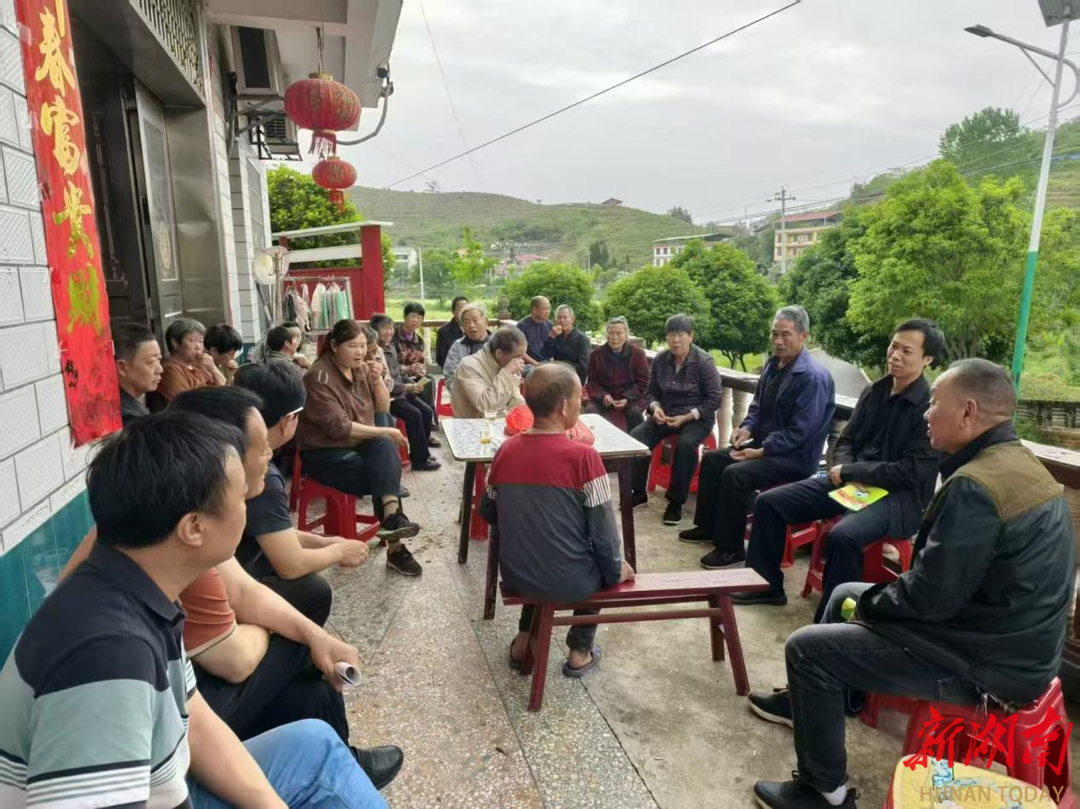 漣源市法學(xué)會(huì)法律專家為民辦實(shí)事屋場(chǎng)會(huì)走進(jìn)安平鎮(zhèn)