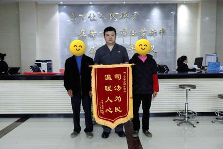 7次翻山越岭，凤凰法官让积怨多年的邻里握手言和