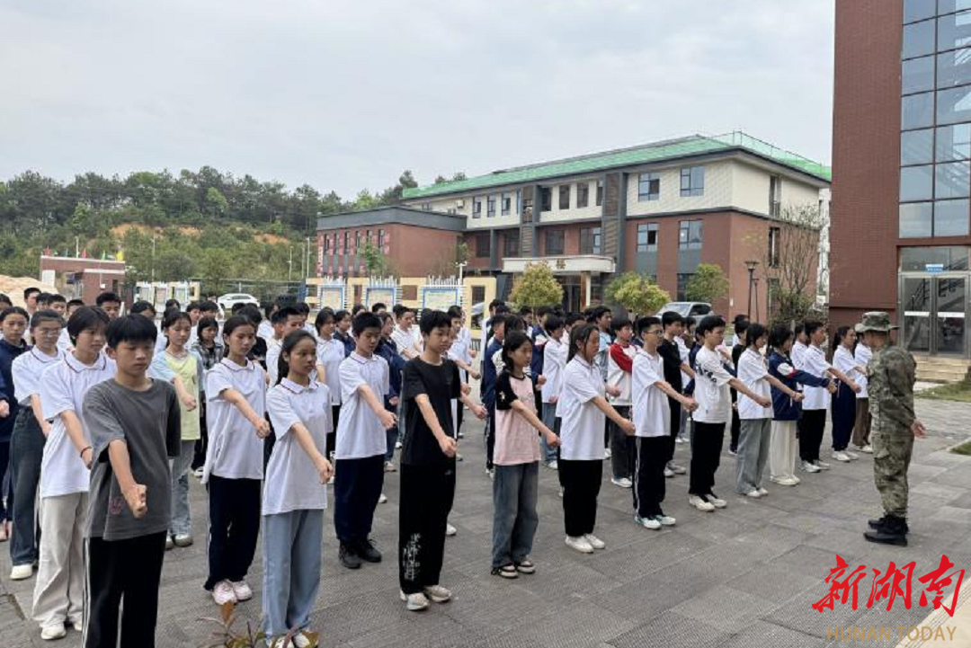 东安县澄江中学：热血铸担当 护旗展风采