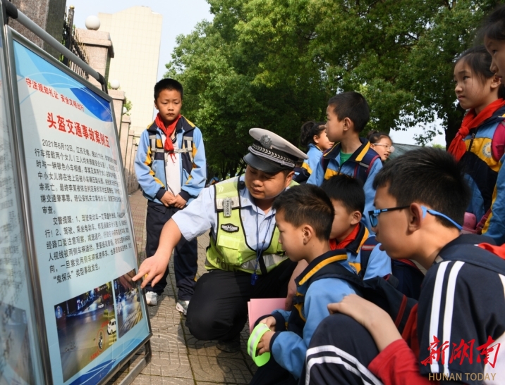 娄底交警：小小“荧光贴”守护“一老一小”出行平安