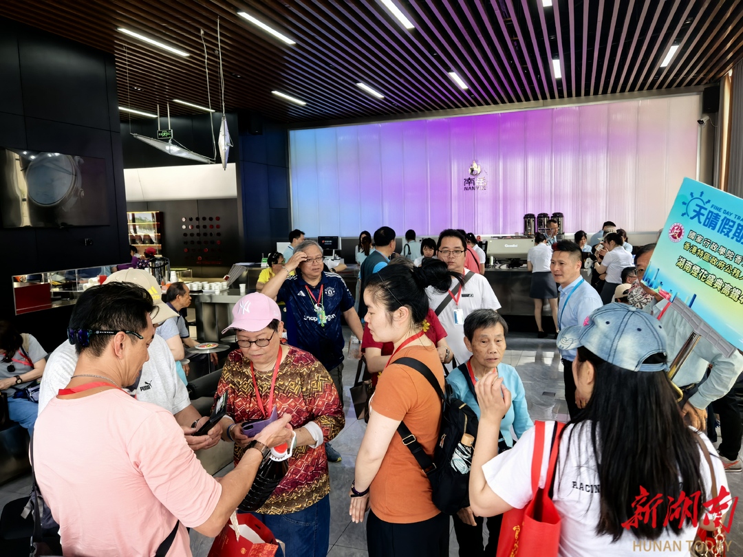“蒸陽時間”成為走向世界的中國品牌  截至4月中旬，衡陽西渡高新區(qū)簽約引進(jìn)鐘表產(chǎn)業(yè)鏈企業(yè)142家，日均生產(chǎn)成表30萬只