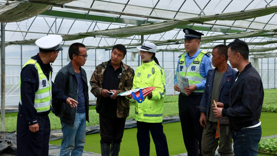 “警察蓝”护航“春耕绿”，田间警务绘就平安“警”色
