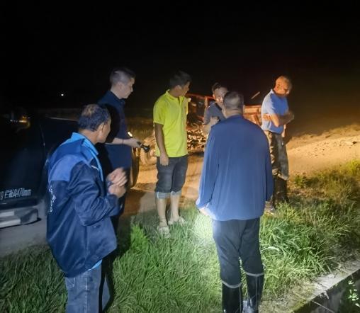让党旗在春耕一线高高飘扬——直击花古街道星光下的抗旱现场