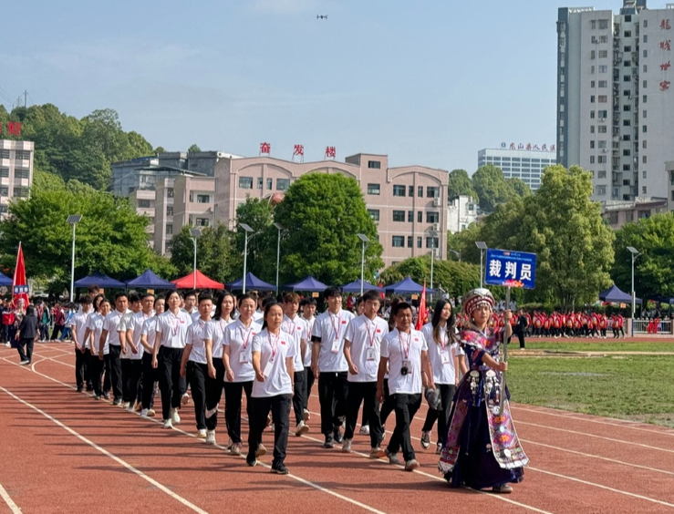 奔跑吧·少年！湘西州千名运动健儿逐梦田径场