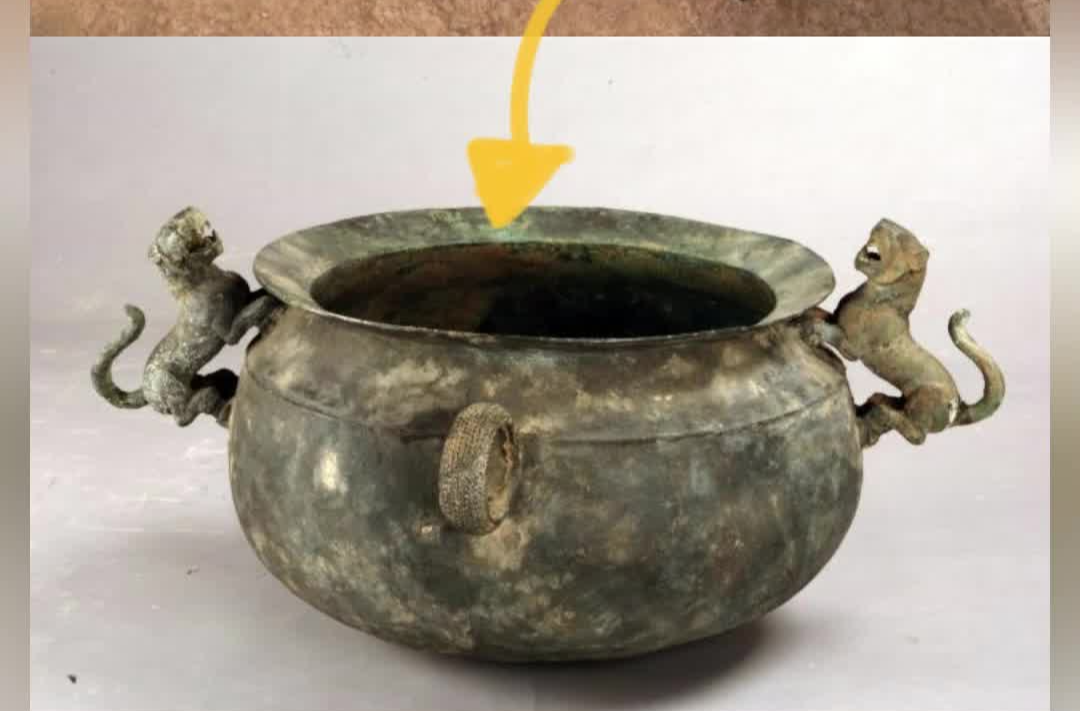 这件青铜釜背后，是国内仅见的奇特套头葬