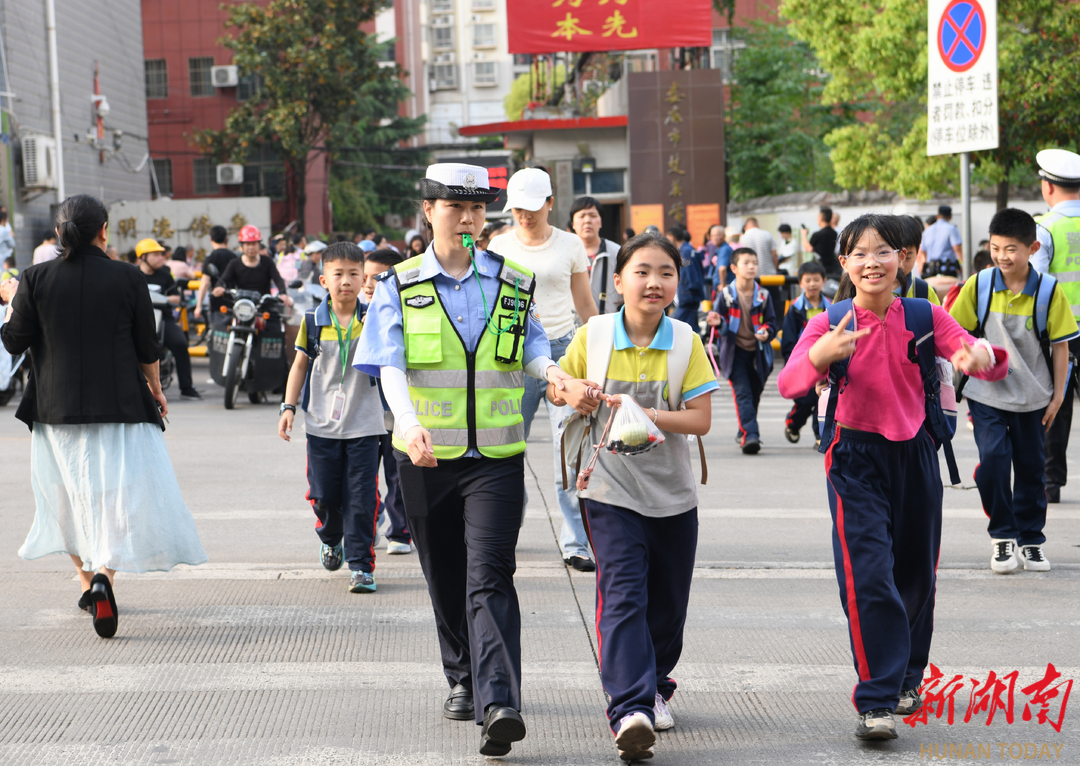 娄底公安交警全面做好校园周边交通安全管理工作