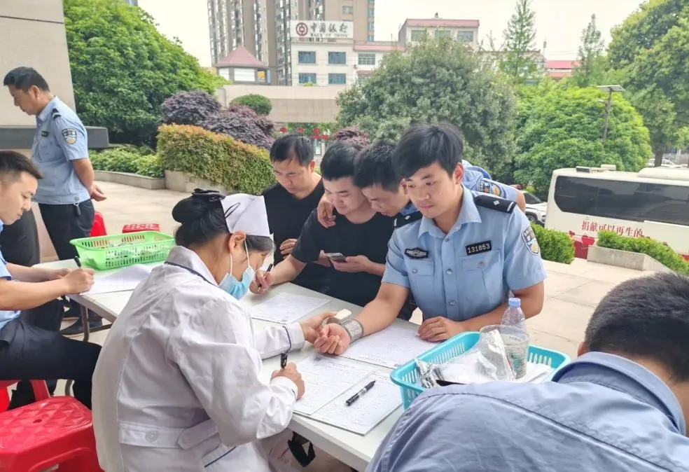 涟源公安组织开展无偿献血活动