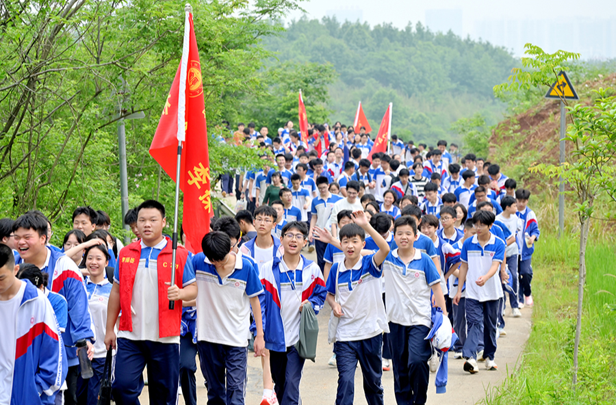 五千师生踏春行