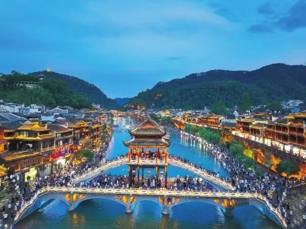 沱江浪涌石榴红，文旅融合促团结