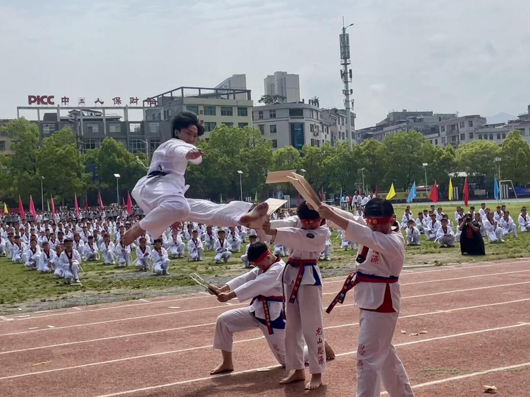 龍山縣思源實驗學(xué)校：600名“跆拳少年”閃耀州運會開幕式