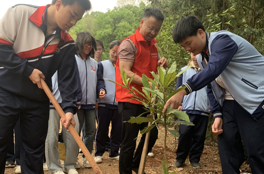 衡陽市五中：黨徽閃耀映新綠 勞動育人樹初心
