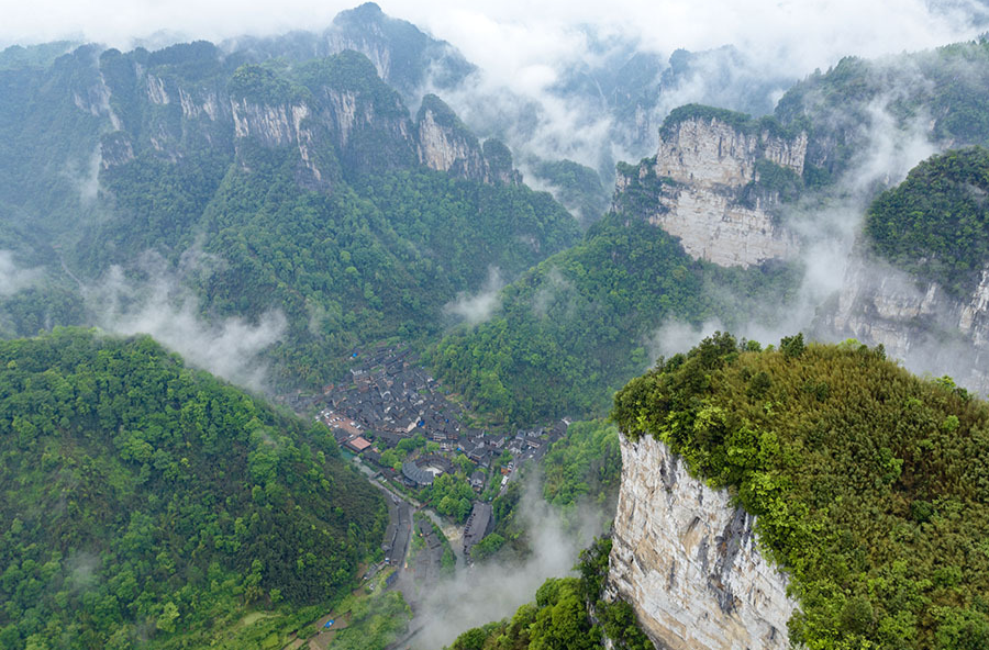 雾漫苗寨峡谷幽