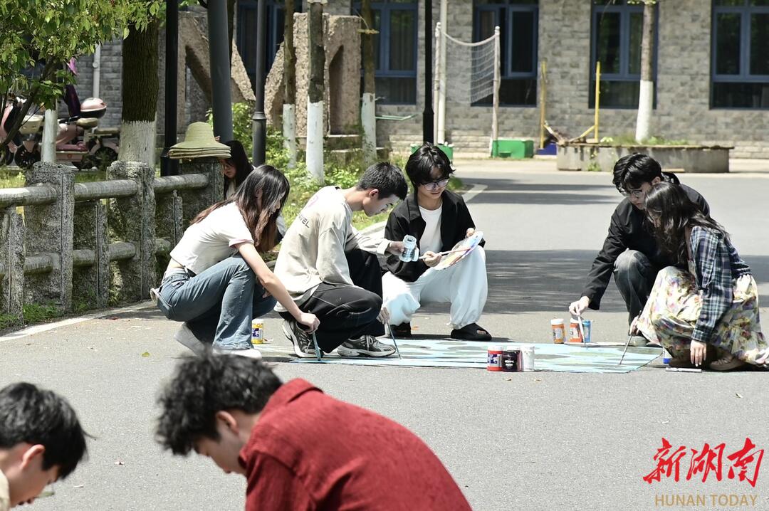 南华大学师生携手打造创意井盖微景 绘就校园风景线