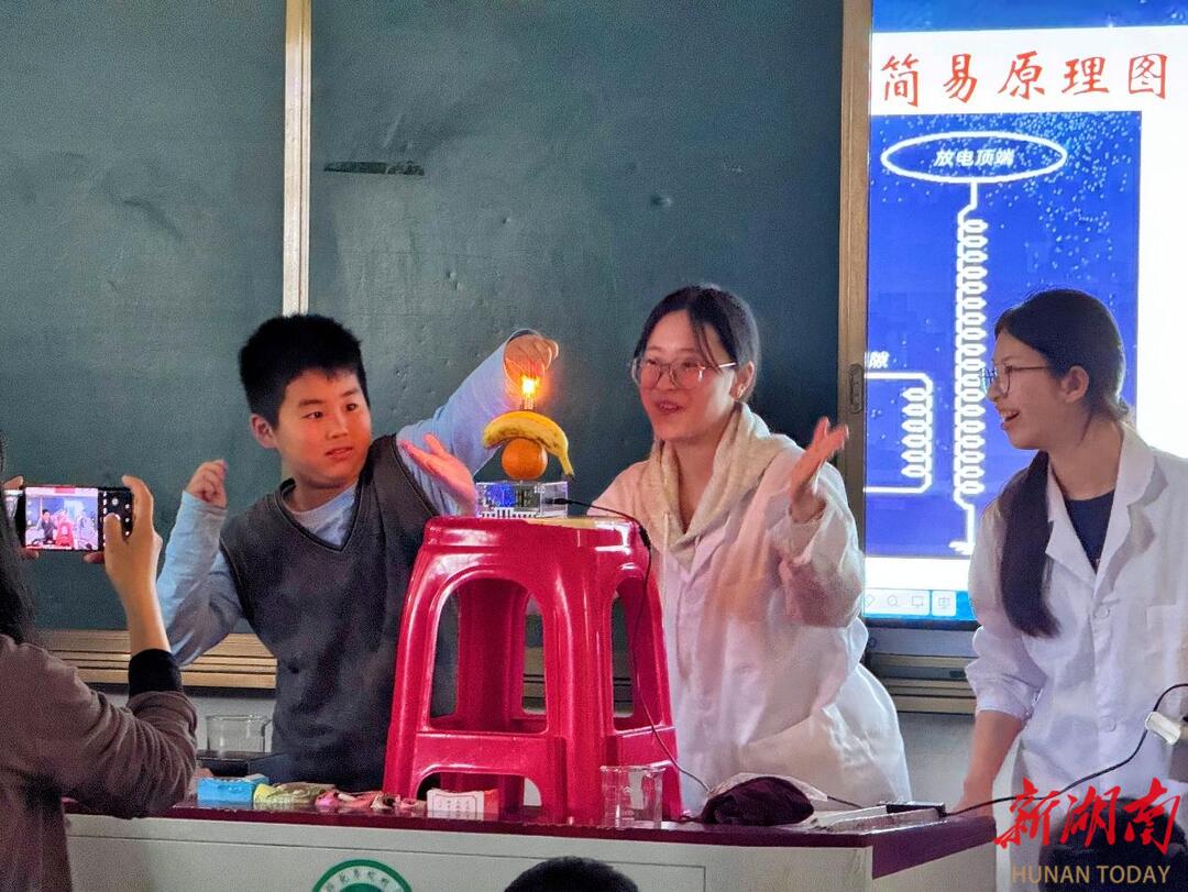 种下科学的种子 衡阳师范学院科普团队将大学实验室搬进中小学课堂