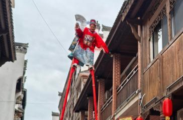 Foreign Photographers Stunned by 5-meter-high Stilts Walking in Yueyang