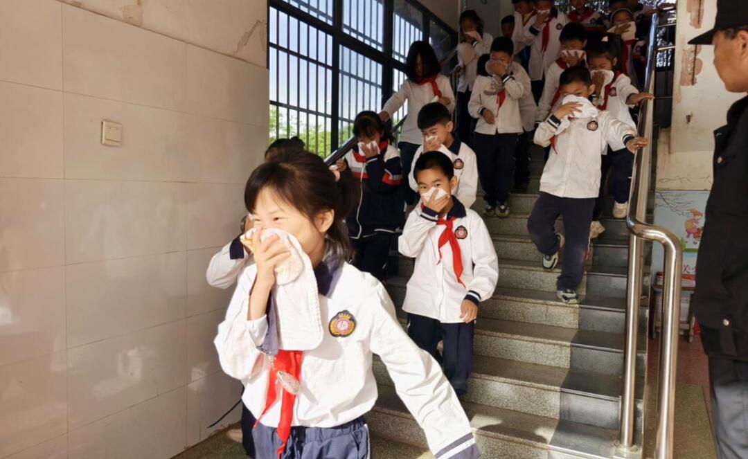 衡阳市石鼓区朝阳小学开展2025年春季消防疏散演练