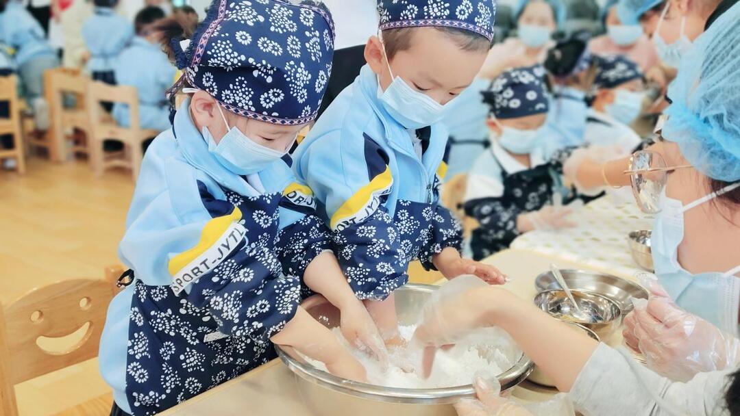 澧县锦绣芙蓉幼儿园开展“糖油粑粑”亲子食育活动