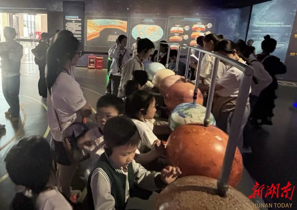 湘潭市鹤岭镇幼儿园：童心探秘  走进地质博物馆 