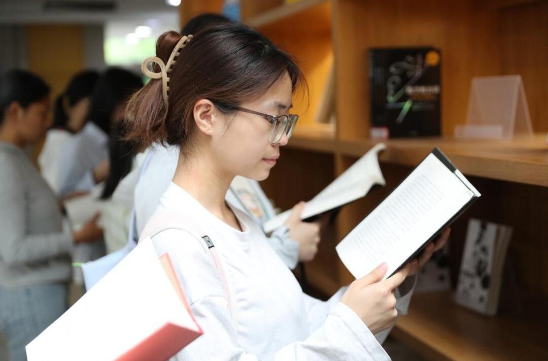 湘南学院2025年读书月暨“一校一书”阅读推广活动启动