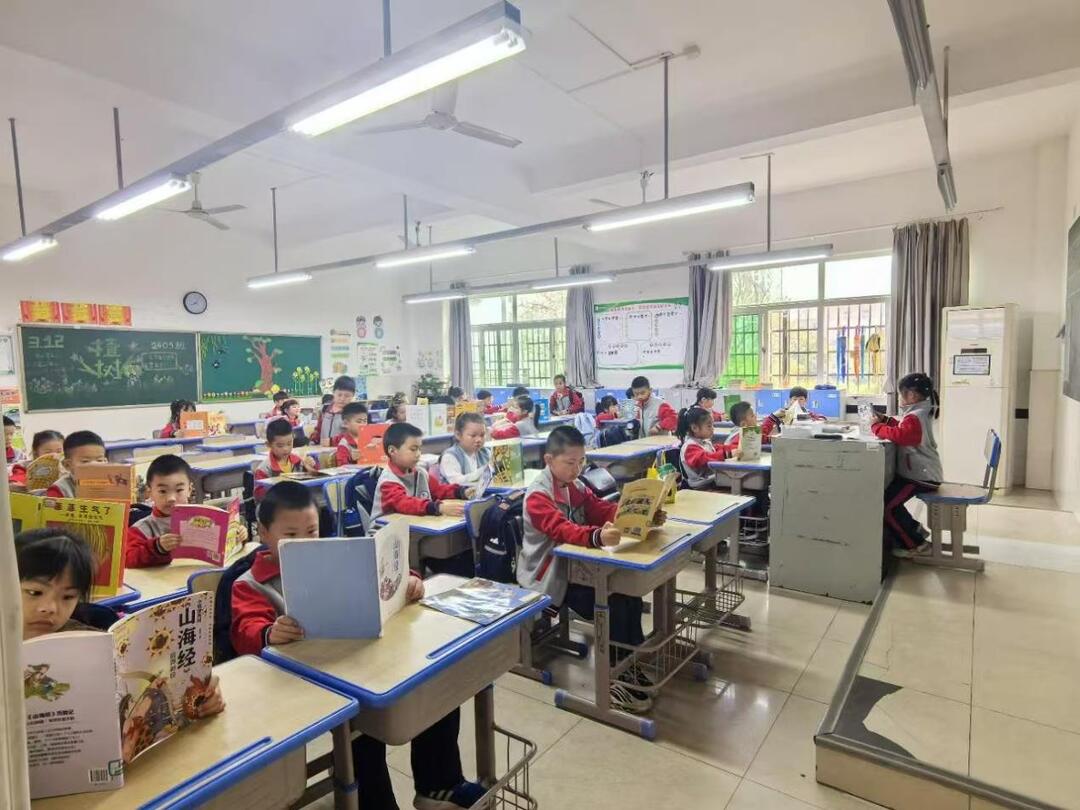 株洲市天元区建宁实验小学举办第一届双语节，在书香中感受语言魅力
