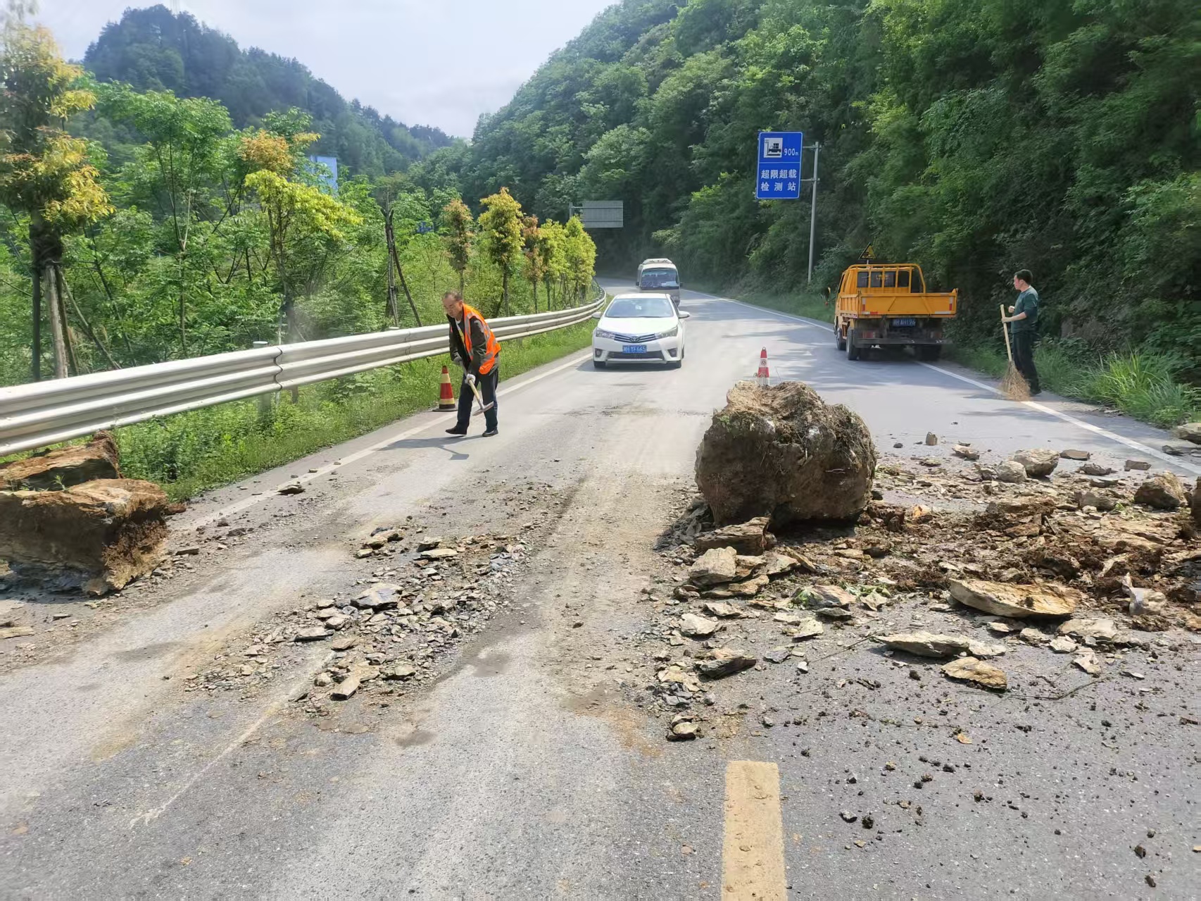 207国道突降巨石挡道，安化县交通局紧急除险保安全