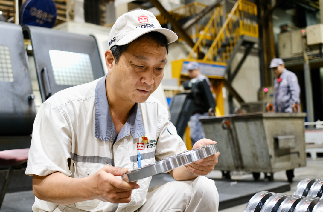 “中國速度”背后的匠心傳承——記2025年全國勞動模范文照輝