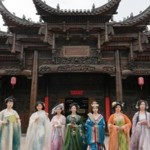 Foreign Photographers Capture Charm of Intangible Cultural Heritage in Yueyang