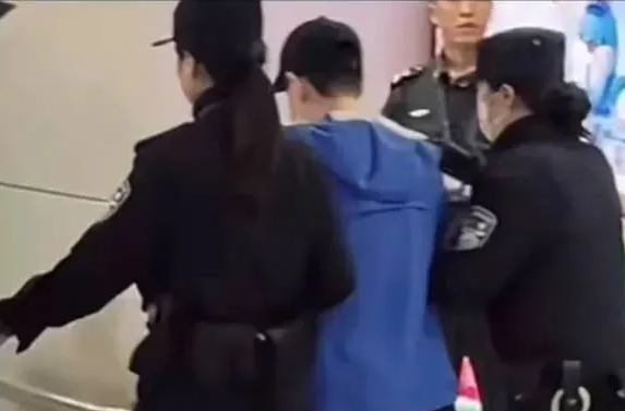 王楚钦被堵进洗手间，孙颖莎被女警护送离开……网友：太窒息