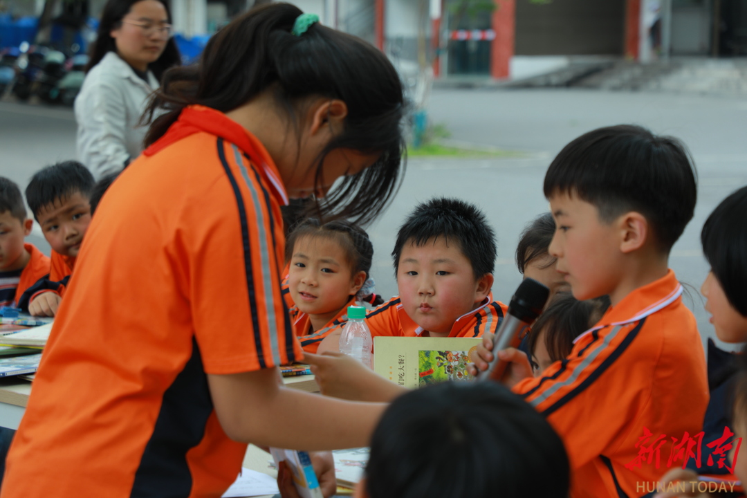 龙山县白岩书院小学：校园阅读“自助餐”受热捧