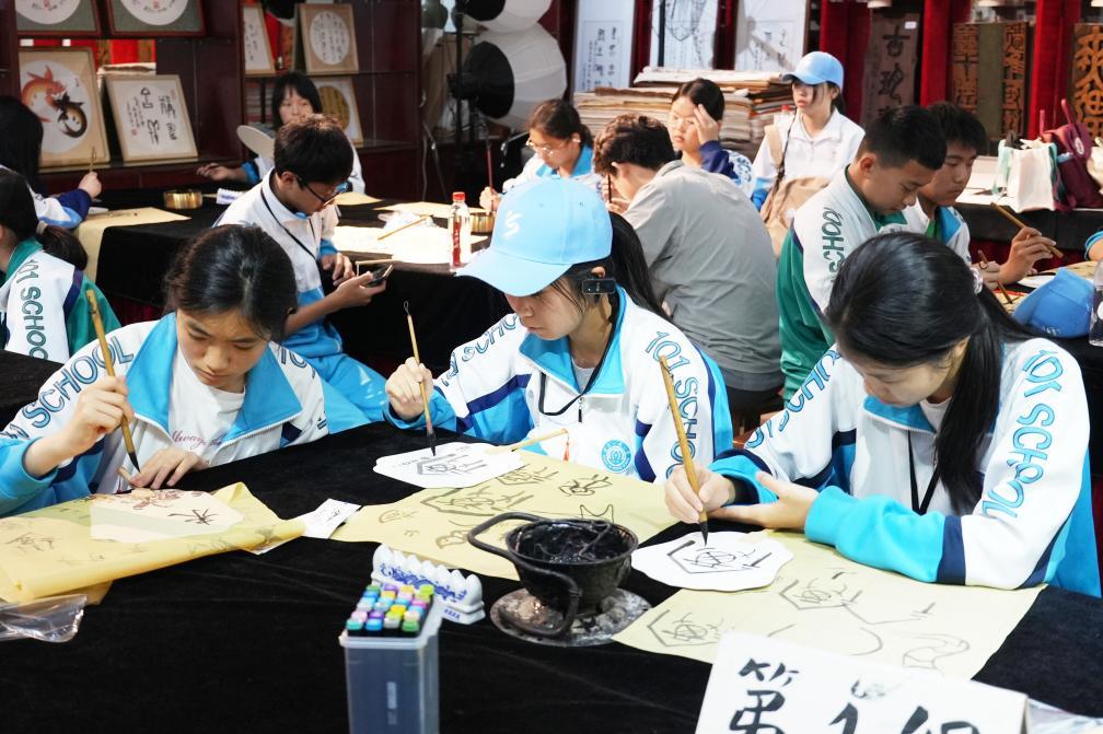 组团体验非遗技艺 “八艺展”参演师生在湖南雨花非遗馆开展社会实践