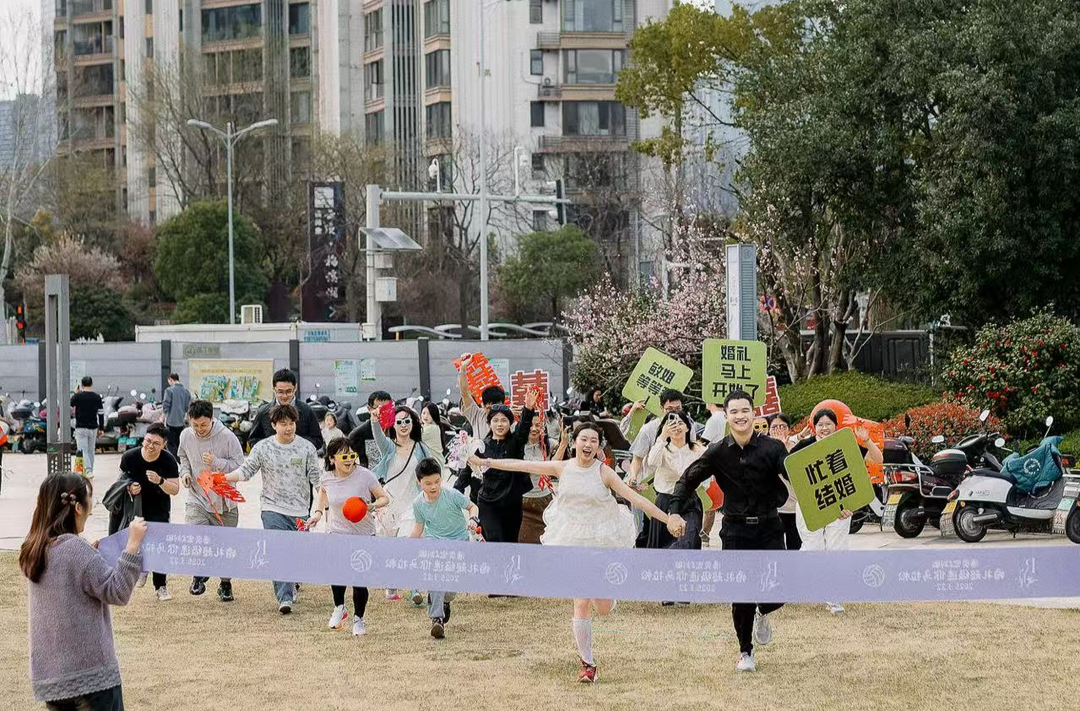 “00后”女博士辦馬拉松婚禮，與所愛攜手奔向幸福終點(diǎn)線