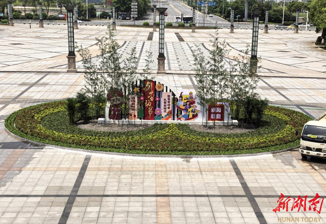 “五一”花卉景观亮相高铁衡阳东站广场