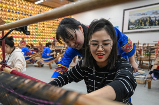 Foreign Travelers Experience Tujia Brocade Weaving Techniques