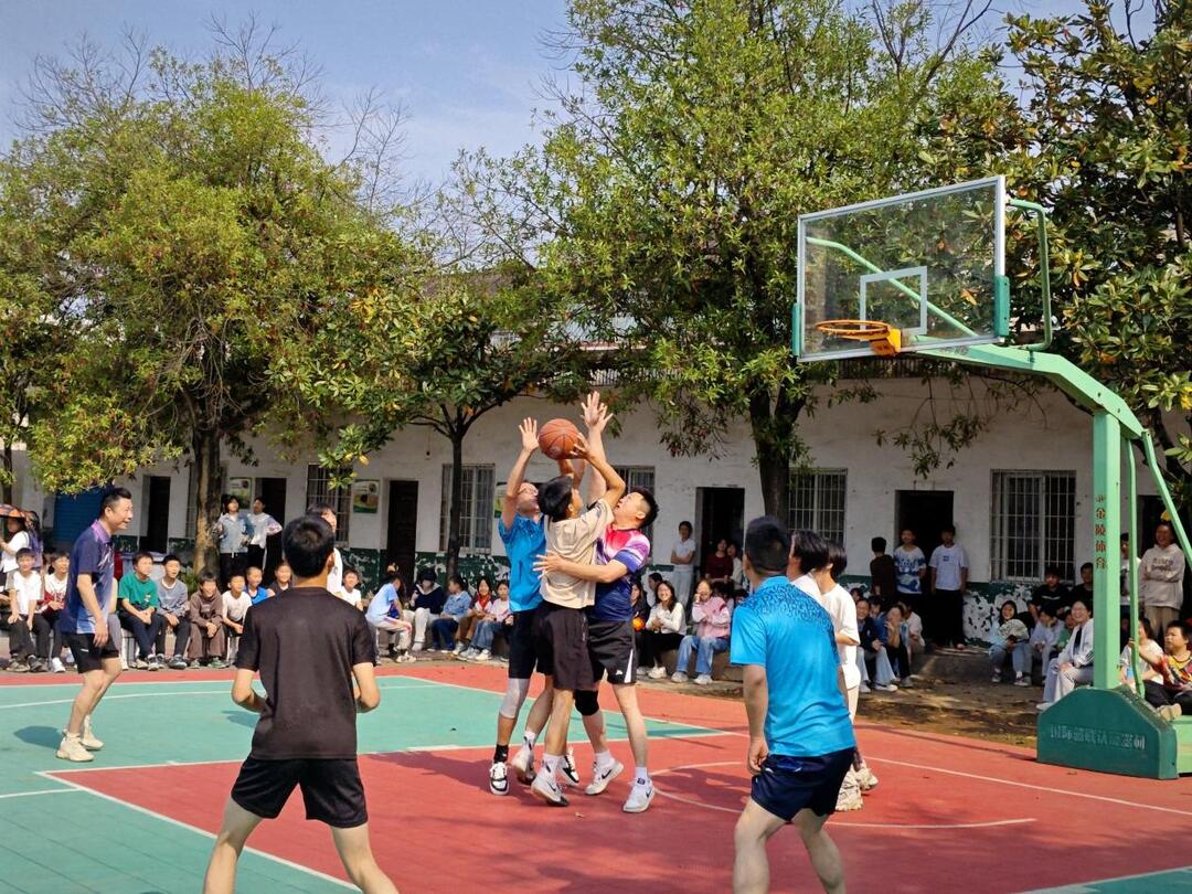 娄底市娄星区百亩中学：师生同场，共谱活力篇章