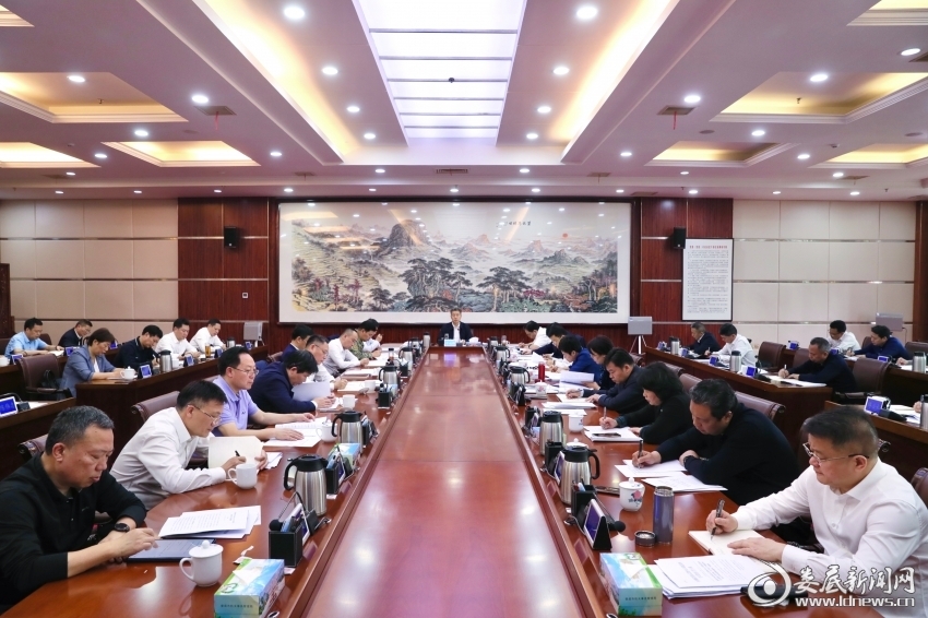 曾超群主持娄底市委理论学习中心组2025年第五次集体学习
