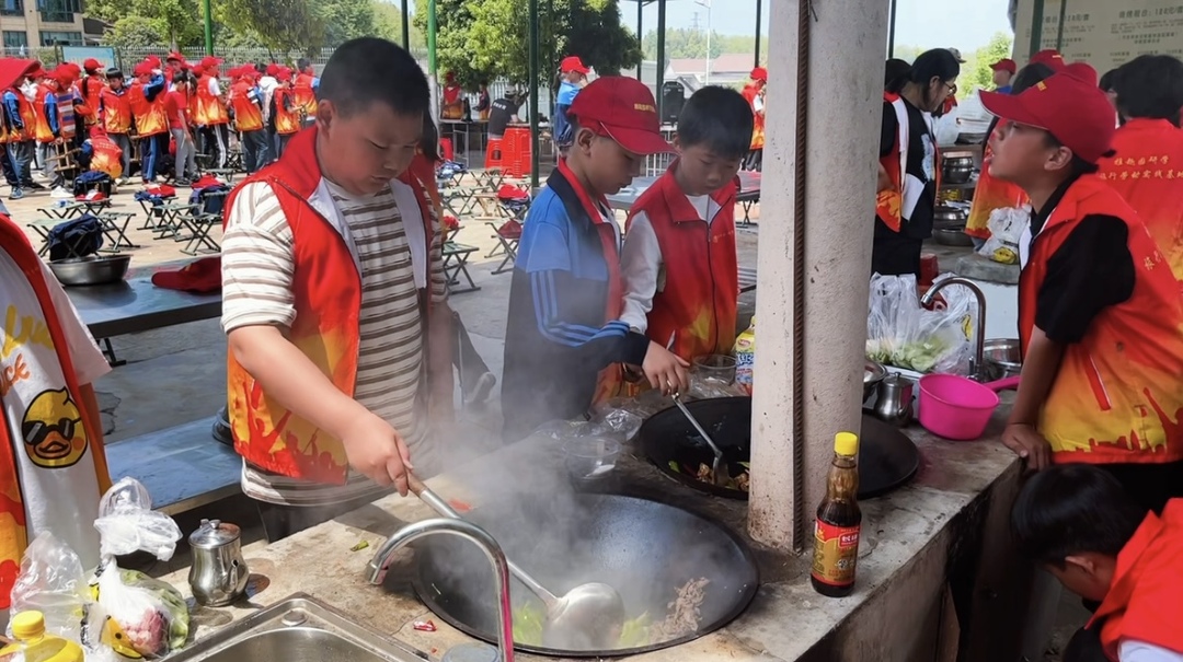 當(dāng)課本遇見灶臺與弓箭：桃江縣近桃小學(xué)500名學(xué)子的