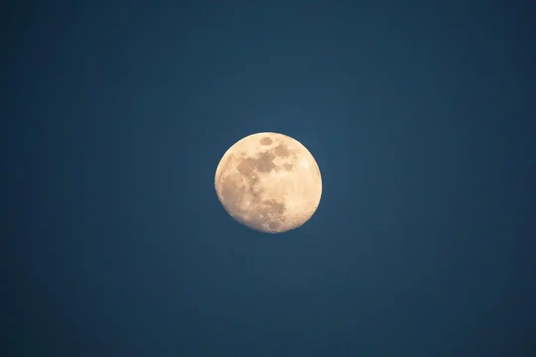 天文科普｜月球是银白色或黄色？错了！肉眼看不见的月球色彩