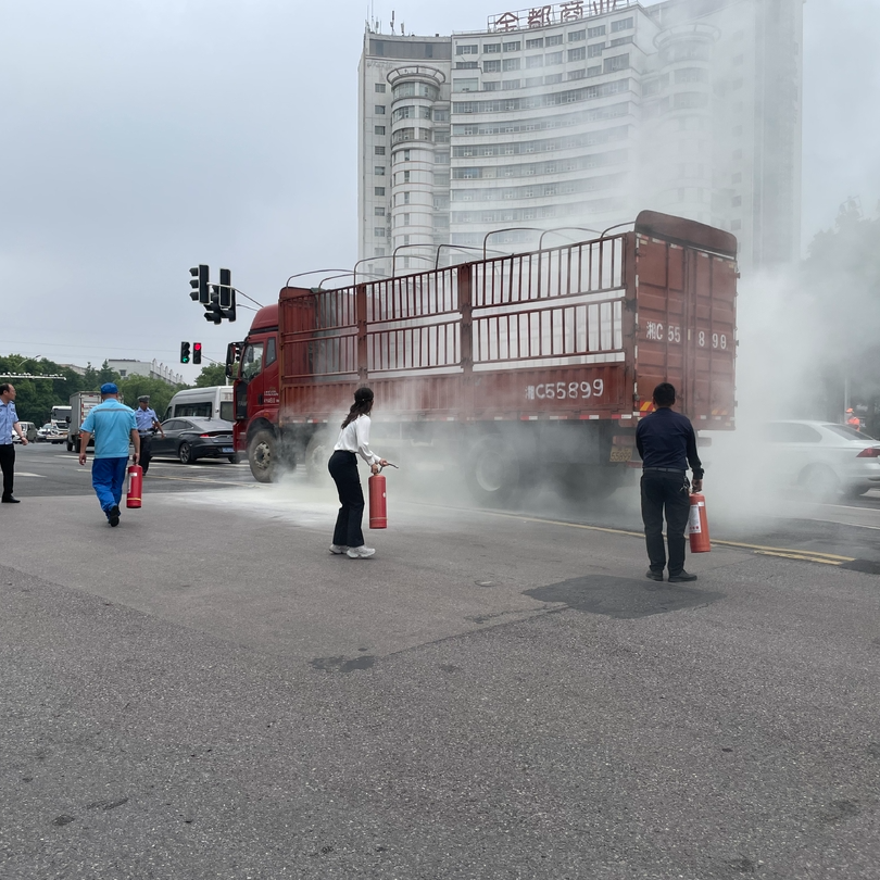 中国石油员工秒变“救火先锋” 多方联动化解险情