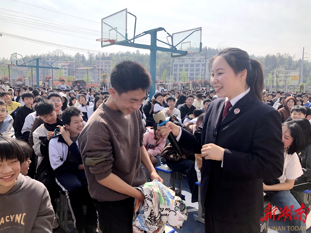 隆回檢察走進(jìn)15所學(xué)校開展法治宣講活動(dòng)
