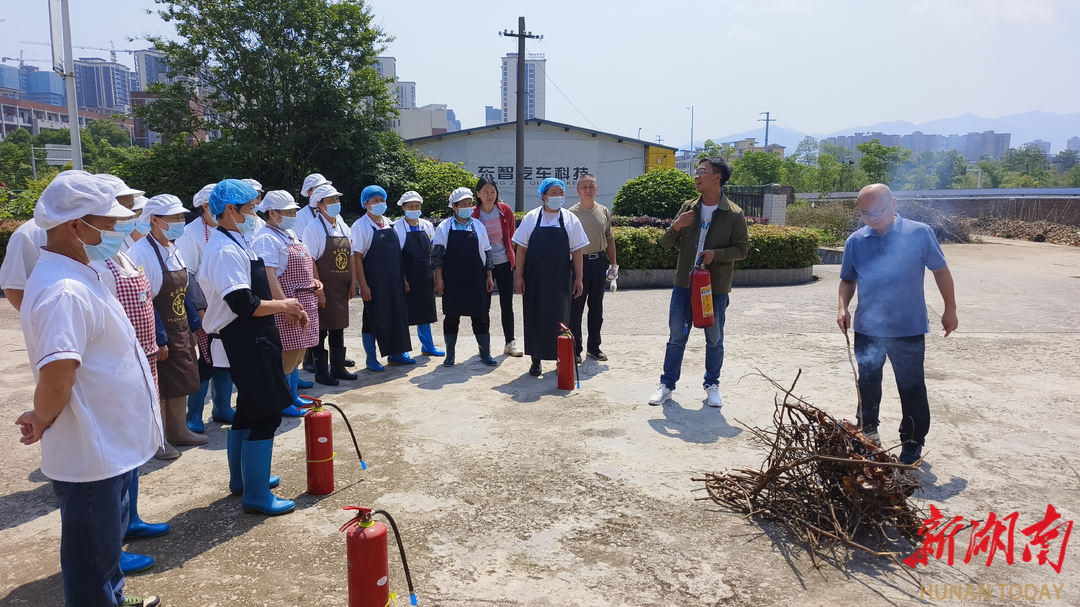 蓝山职中开展食堂工友消防应急培训