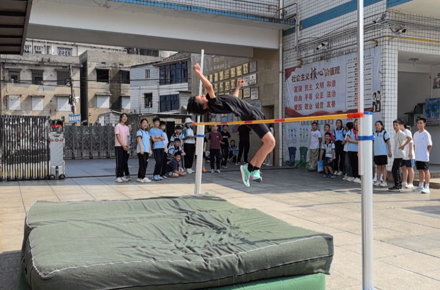 湘潭市岳塘区育才学校举行第二十三届田径运动会