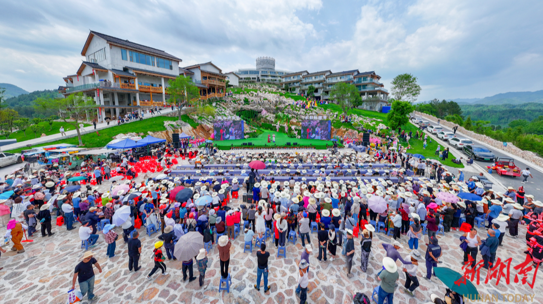 村支书直播带货8.5万元，村民T台秀出民族范儿——桑植县2025年“红石榴杯”丰彩村模秀首场片区赛火热开启