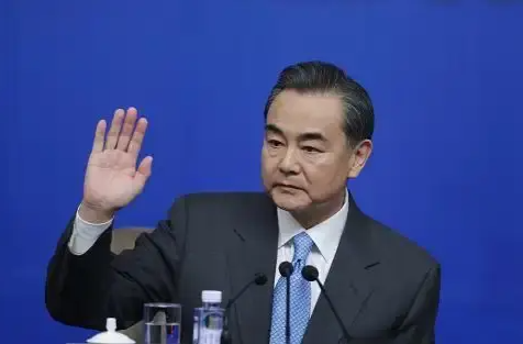 美国在全球范围挥舞关税大棒 王毅外长发出5连问