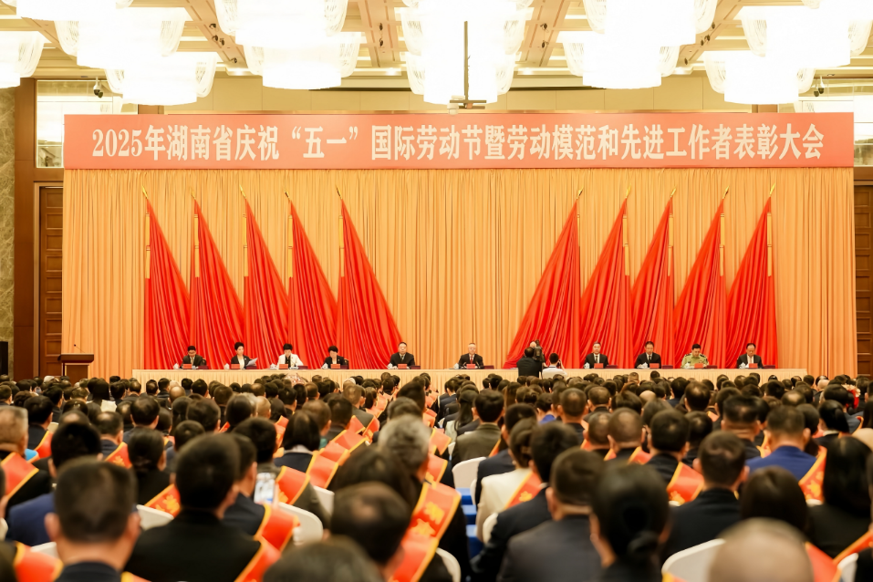 长沙爱尔眼科医院段宣初院长获评 “2025年湖南省劳动模范”