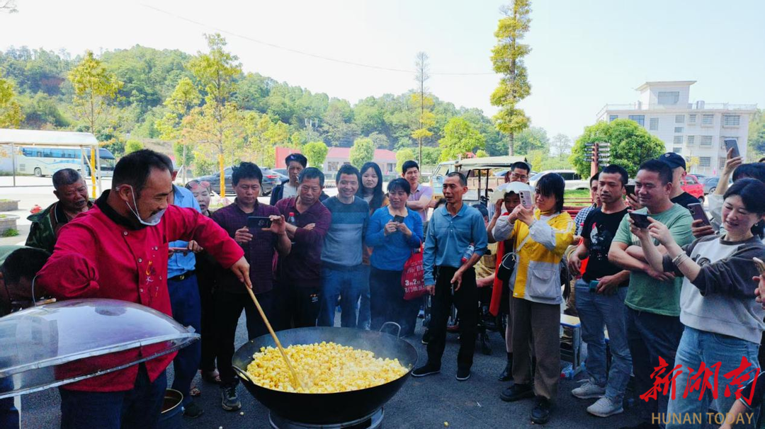 小小爆米花，大大助残情——双峰残联举行爱心爆米花义卖活动