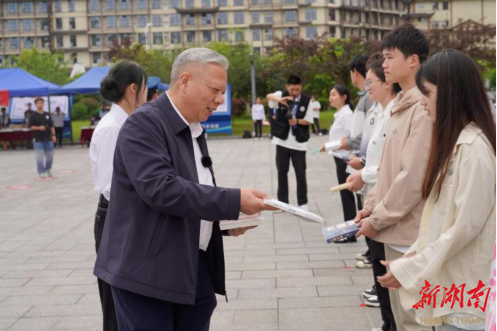 张家界航院：“书香传廉韵 清风润张航”廉政文化进校园活动