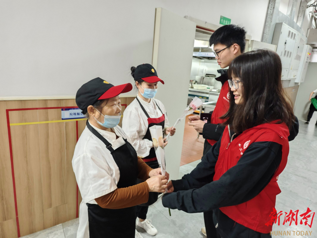 南华大学开展“鲜花赠劳，礼敬平凡”五一劳动节主题慰问活动