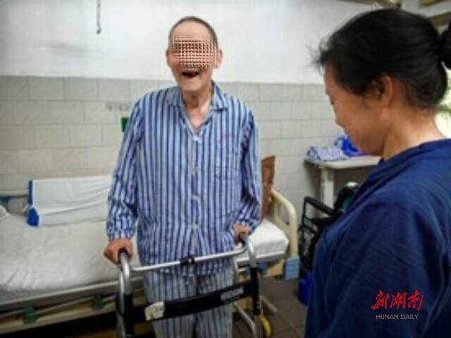 武警湖南总队医院为七旬脑梗合并骨折老人重启人生