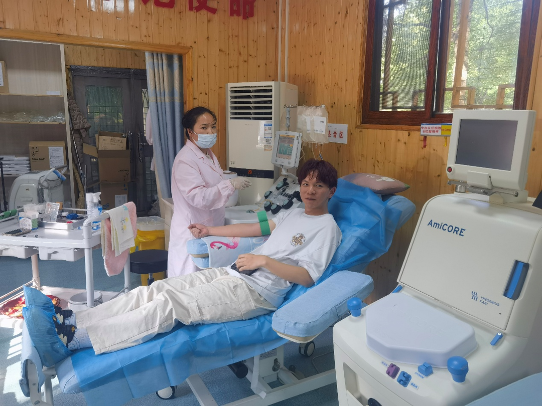 吉首大学文传学院学子为肿瘤患者紧急献血
