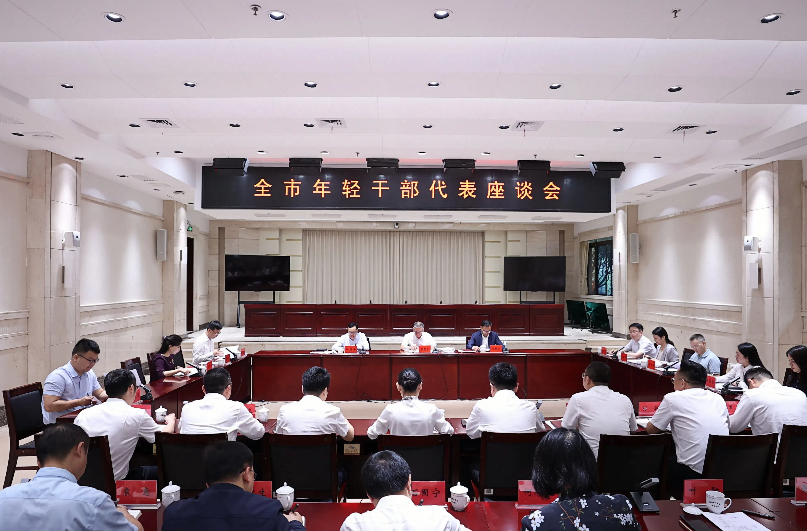 曹慧泉與年輕干部代表座談